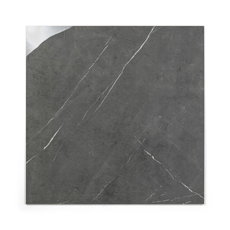 Un carreau carré présente une surface gris foncé avec de fines veines diagonales blanches, ressemblant à de la pierre naturelle,