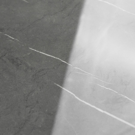 Le carreau présente une surface lisse divisée en diagonale. un côté est gris foncé, l’autre est gris clair, tous deux avec de su