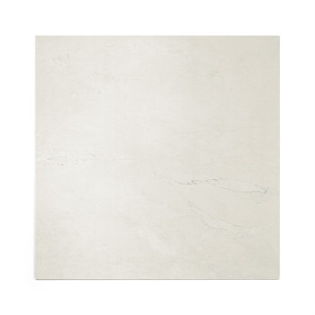 Un carreau carré de couleur beige clair présente des motifs subtils et marbrés. Il repose sur un fond uni et blanc.