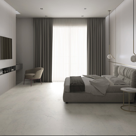 Een moderne slaapkamer is voorzien van een laag, gestoffeerd bed in de buurt van kamerhoge gordijnen. Een minimalistische stoel 