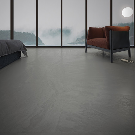 Een gladde, grijze tegelvloer ondersteunt een moderne kamer met een bruine fauteuil, een bed ernaast en grote ramen die een mist