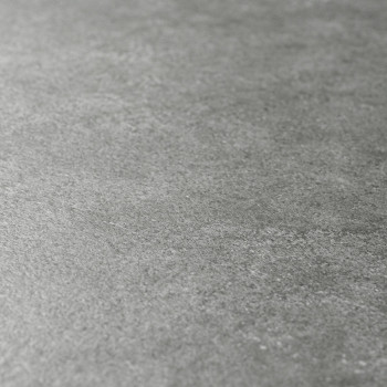 Un azulejo gris liso con una textura sutil descansa sobre una superficie plana, creando una apariencia tranquila y minimalista a