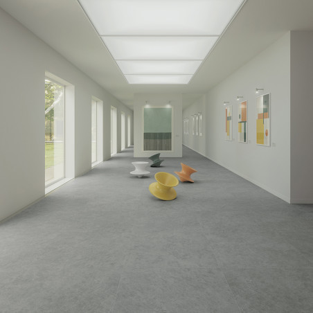 Les chaises sont dispersées dans un long couloir lumineux, avec de grandes fenêtres et des œuvres d'art encadrées bordant les mu