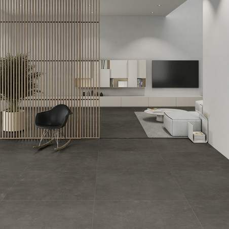 Dunkelgraue Fliesen bedecken einen modernen Wohnraum und trennen einen eleganten Loungebereich mit einem schwarzen Stuhl und ein Dunkelgraue Fliesen bedecken einen modernen Wohnraum und trennen einen eleganten Loungebereich mit einem schwarzen Stuhl und ein
