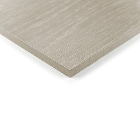 Eine glatte, quadratische Keramikfliese mit heller Holzmaserung liegt flach und leicht nach oben geneigt auf einem schlichten we
