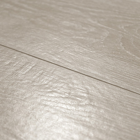 O ladrilho bege claro com textura de madeira forma uma superfície perfeita. Apresenta padrões sutis de grãos, criando um ambient