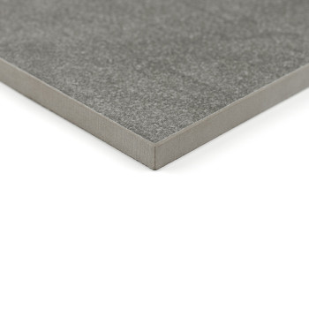 Eine quadratische, graue Keramikfliese mit glatter Oberfläche ruht auf einem weißen Hintergrund und betont ihre Dicke und sauber