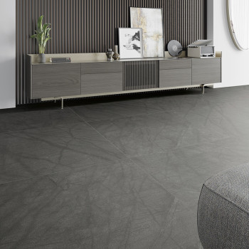 Piso de cerâmica cinza com padrões lineares sutis se espalha por uma sala de estar moderna. Ao fundo, um elegante armário contém