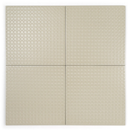 Cuatro azulejos beige presentan un patrón geométrico elevado de pequeños triángulos. Forman una cuadrícula, enfatizando la simet