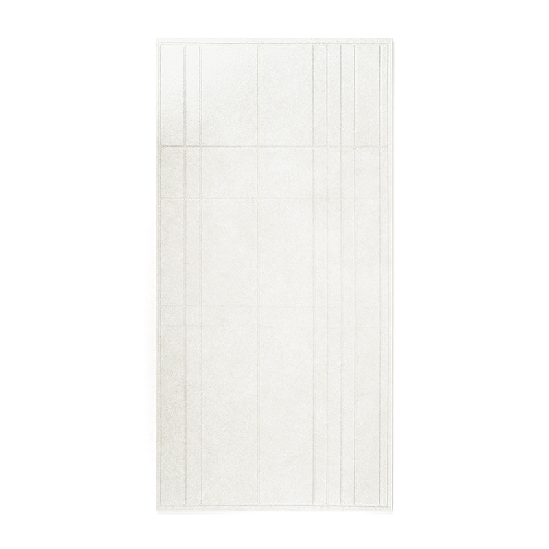 Um revestimento cerâmico retangular apresenta um padrão geométrico com sutis linhas verticais e horizontais em relevo, criando u