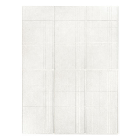 Witte tegels vertonen subtiele, dunne rasterlijnen, waardoor vage rechthoeken ontstaan. Het patroon is minimalistisch en benadru