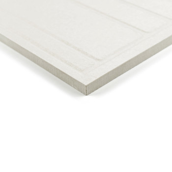 Um ladrilho retangular branco com bordas chanfradas fica plano, exibindo uma superfície lisa. Está isolado contra um fundo branc