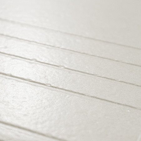 O revestimento cerâmico apresenta linhas sutis em relevo que correm horizontalmente, criando uma aparência moderna e texturizada