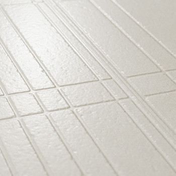 Ladrilho bege com padrão de grade texturizado, apresentando linhas paralelas e que se cruzam, assenta sobre uma superfície plana