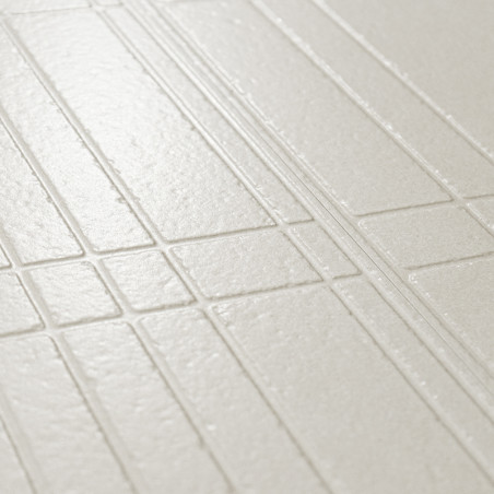 Beige tegel met een gestructureerd rasterpatroon, met parallelle en kruisende lijnen, ligt op een vlak, uniform oppervlak.