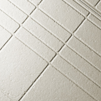 Ladrilhos texturizados bege formam um padrão de grade com linhas que se cruzam, criando um desenho geométrico em uma superfície 