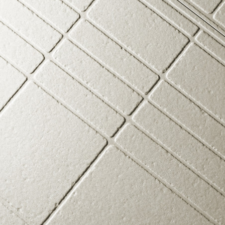 Beige getextureerde tegels vormen een rasterpatroon met elkaar kruisende lijnen, waardoor een geometrisch ontwerp op een vlak op