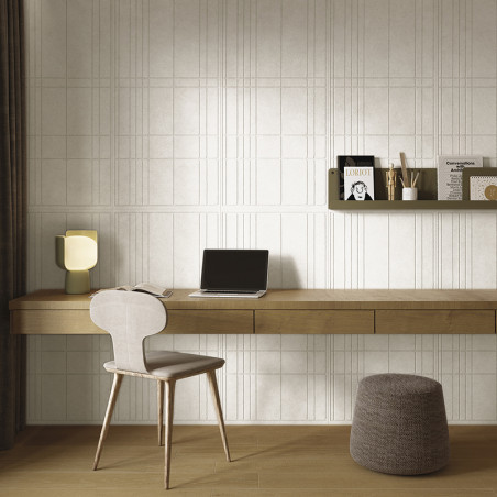Um espaço de trabalho minimalista apresenta uma mesa de madeira com um laptop, uma luminária e uma cadeira. Acima, uma prateleir