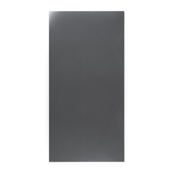 Un carreau gris rectangulaire reste immobile, présentant une finition mate lisse, sur un fond blanc uniforme et neutre.