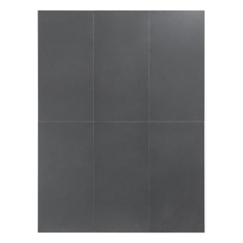 Un carreau gris rectangulaire reste immobile, présentant une finition mate lisse, sur un fond blanc uniforme et neutre.