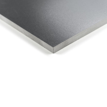 Un carreau lisse gris foncé repose sur une surface blanche, soulignant ses arêtes vives et sa texture subtile dans un décor mini