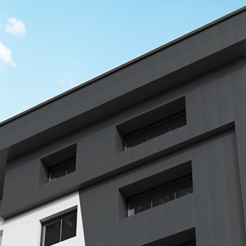 Un bâtiment moderne présente des panneaux et des fenêtres rectangulaires sombres et clairs, sur un ciel bleu clair avec un minim