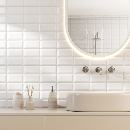 Los azulejos rectangulares blancos forman un protector contra salpicaduras texturizado. un espejo redondo y un grifo están monta