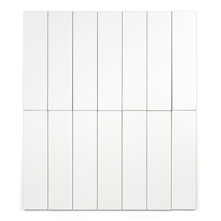 Carreaux rectangulaires blancs empilés verticalement sur deux rangées, chacune avec un espacement uniforme et des lignes épurées Carreaux rectangulaires blancs empilés verticalement sur deux rangées, chacune avec un espacement uniforme et des lignes épurées