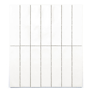 Un carreau blanc rectangulaire repose horizontalement, affichant une surface lisse et brillante. Il est placé sur un fond uni et