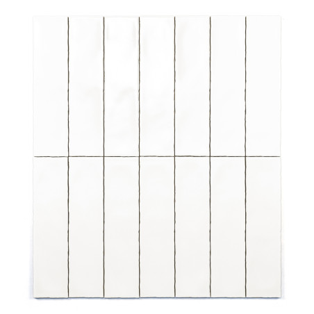 Los azulejos rectangulares blancos están dispuestos en una cuadrícula, dividida horizontalmente por la mitad, con líneas vertica