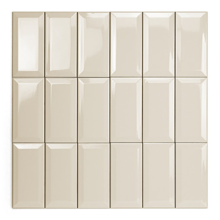 De afbeelding toont glanzende beige tegels met een rechthoekig, afgeschuind ontwerp, gerangschikt in een rasterpatroon, waardoor De afbeelding toont glanzende beige tegels met een rechthoekig, afgeschuind ontwerp, gerangschikt in een rasterpatroon, waardoor