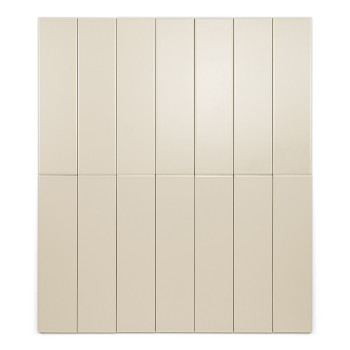 Un carreau rectangulaire beige se dresse verticalement sur un fond blanc uni, mettant en valeur sa surface lisse et sa couleur u