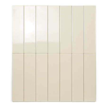 Twaalf beige, glanzende rechthoekige tegels zijn verticaal uitgelijnd, waardoor een rasterpatroon ontstaat op een effen witte ac Twaalf beige, glanzende rechthoekige tegels zijn verticaal uitgelijnd, waardoor een rasterpatroon ontstaat op een effen witte ac