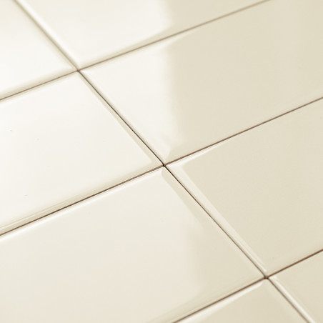 Los azulejos de cerámica de color crema están dispuestas en forma de cuadrícula, reflejando la luz suavemente en un piso liso y Los azulejos de cerámica de color crema están dispuestas en forma de cuadrícula, reflejando la luz suavemente en un piso liso y