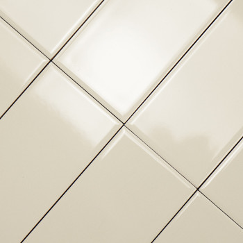 Ladrilhos de cor creme dispostos diagonalmente formam um padrão de grade, criando uma superfície elegante e reflexiva, com sombr