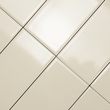 Crèmekleurige tegels die diagonaal zijn gerangschikt, vormen een rasterpatroon, waardoor een strak, reflecterend oppervlak ontst Crèmekleurige tegels die diagonaal zijn gerangschikt, vormen een rasterpatroon, waardoor een strak, reflecterend oppervlak ontst
