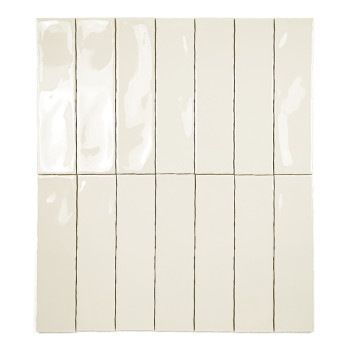 Un carreau de céramique rectangulaire brillant est affiché verticalement. Sa couleur crème lisse et claire reflète doucement la 