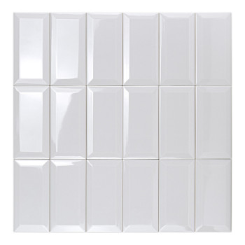 Een glanzende witte rechthoekige tegel reflecteert licht en benadrukt het gladde oppervlak, met licht afgeschuinde randen, tegen