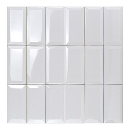 Quinze ladrilhos retangulares brancos brilhantes estão dispostos em um padrão de grade, refletindo a luz em um layout claro e li
