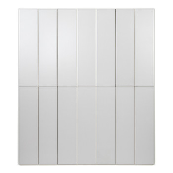 Un carreau rectangulaire, lisse et gris clair se dresse verticalement sur un fond blanc, créant une apparence simple et minimali