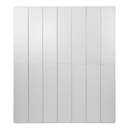 Los azulejos blancos lisos están dispuestos en un patrón de cuadrícula de 3x4, creando una apariencia elegante y uniforme en una Los azulejos blancos lisos están dispuestos en un patrón de cuadrícula de 3x4, creando una apariencia elegante y uniforme en una