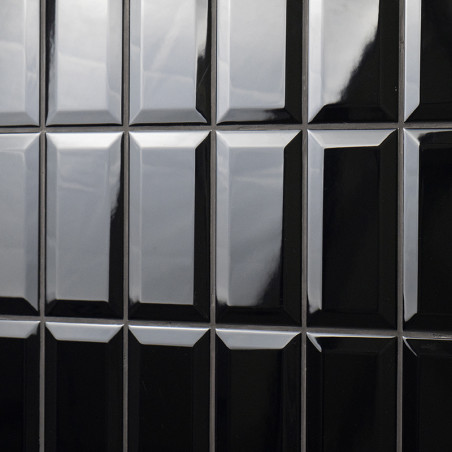 Los azulejos rectangulares de color negro brillante están dispuestos en forma de cuadrícula. reflejan la luz, creando una aparie Los azulejos rectangulares de color negro brillante están dispuestos en forma de cuadrícula. reflejan la luz, creando una aparie