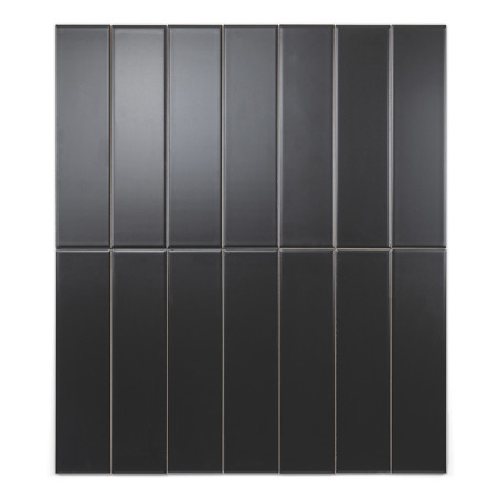 Los mosaicos negros rectangulares están alineados verticalmente en un diseño de cuadrícula, formando un patrón uniforme sobre un Los mosaicos negros rectangulares están alineados verticalmente en un diseño de cuadrícula, formando un patrón uniforme sobre un