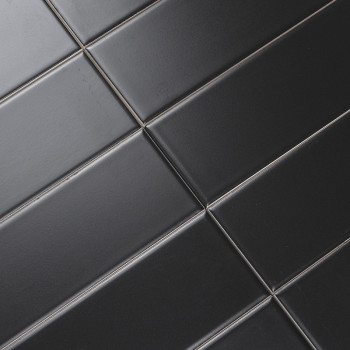Ladrilhos retangulares pretos são alinhados diagonalmente em um padrão de grade, criando uma superfície elegante e moderna com r