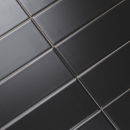 Les carreaux rectangulaires noirs sont alignés en diagonale selon un motif de grille, créant une surface élégante et moderne ave Les carreaux rectangulaires noirs sont alignés en diagonale selon un motif de grille, créant une surface élégante et moderne ave