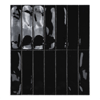 Un carreau noir rectangulaire brillant reflète la lumière, créant une surface brillante. Il se dresse verticalement, isolé sur u