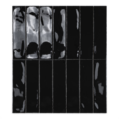 Les carreaux rectangulaires noirs, disposés en grille, présentent une surface brillante et réfléchissante. Ils sont uniformément