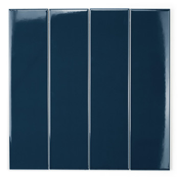 Un carreau rectangulaire bleu marine brillant se dresse verticalement sur un fond blanc, réfléchissant la lumière sur le bord su