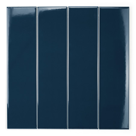 Cuatro azulejos de cerámica alargadas y brillantes de color azul oscuro están alineadas verticalmente en una fila, creando una a