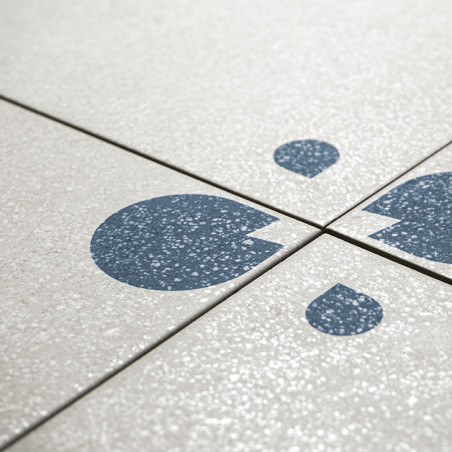 Los azulejos de cerámica grises presentan formas abstractas azules que se asemejan a gotas, dispuestas en un patrón a lo largo d Los azulejos de cerámica grises presentan formas abstractas azules que se asemejan a gotas, dispuestas en un patrón a lo largo d